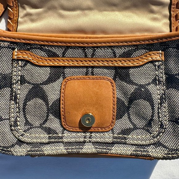 SOLD - COACH Bleecker Vachetta Leather Signature Denim Floral Applique Wristlet - Picture 5 of 16